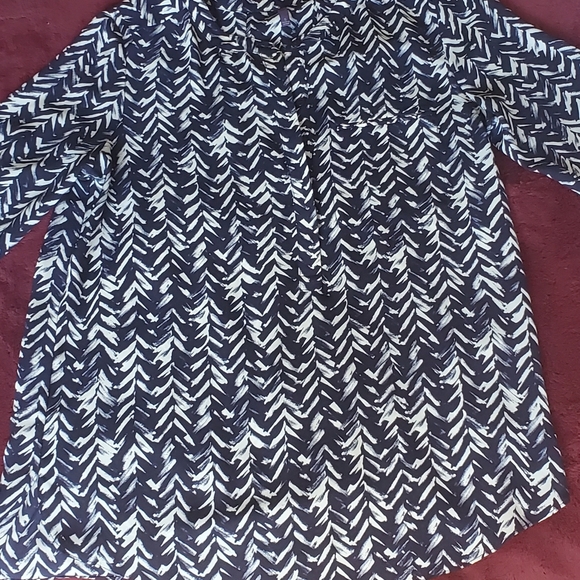 NYJD 3/4-Sleeve Printed Pleated-Back Blouse, Feather Chevron - Picture 5 of 6